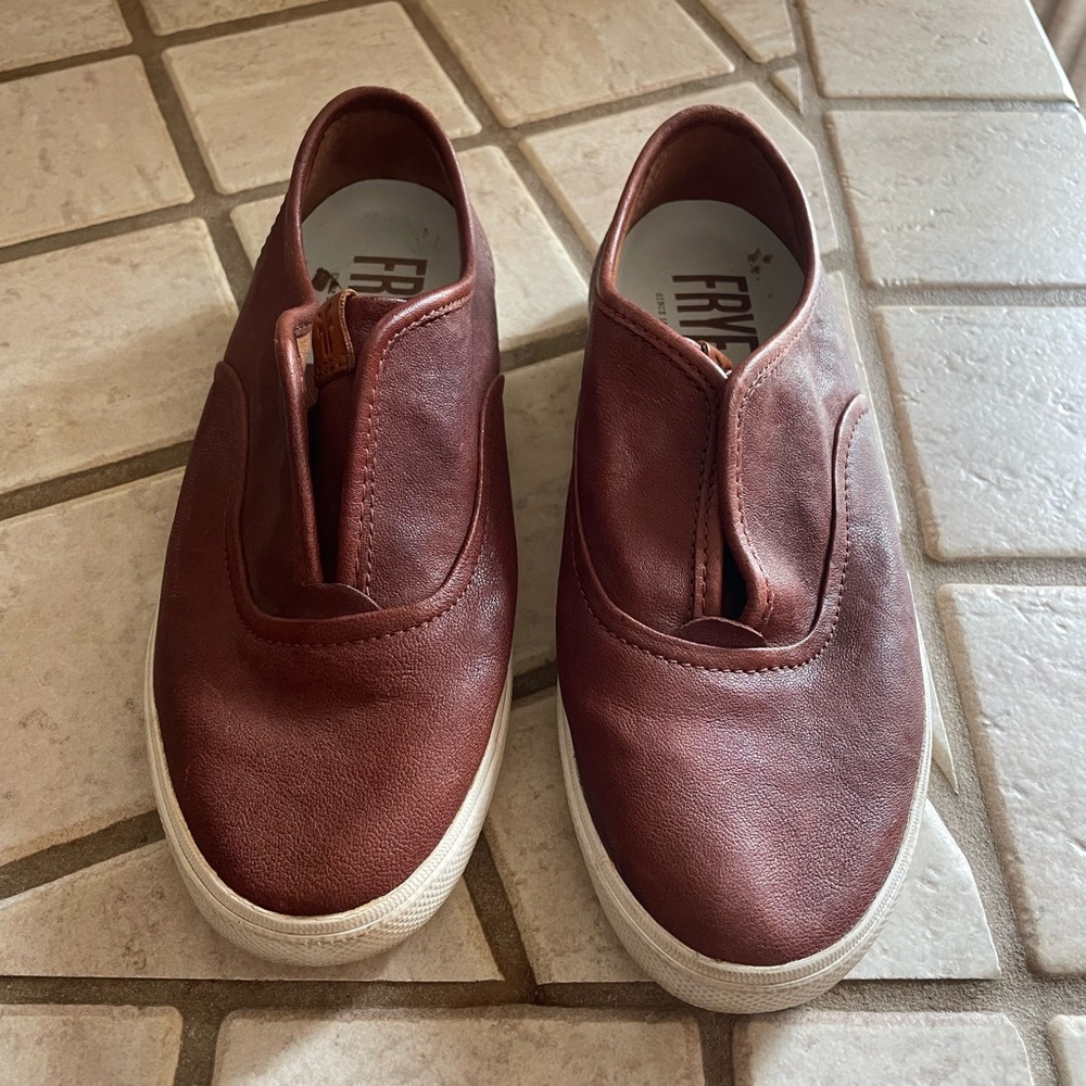 FRYE Women Maya CVO slip on leather low top sneakers. Brown size 6 narrow.